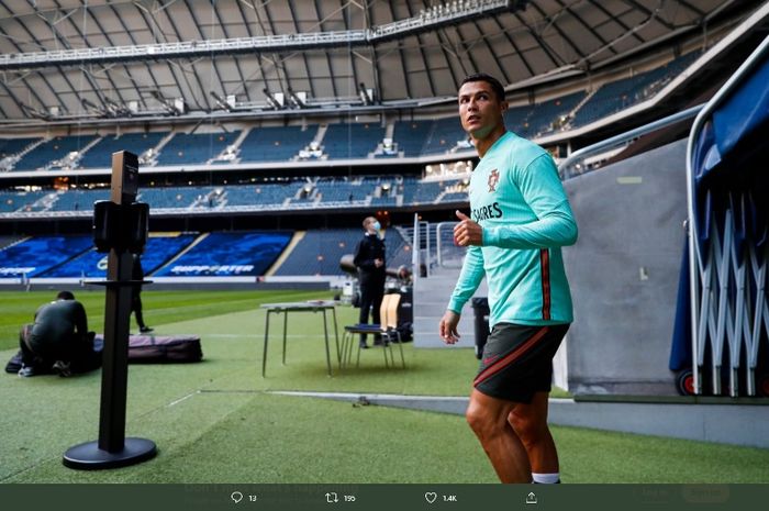 Cristiano Ronaldo dalam sesi latihan bersama timnas Portugal.