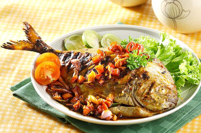 Keluarga Pasti Lahap Makan Siang Kalau Resep Bawal Bakar Siram Kecap Sudah Hadir Di Meja Makan