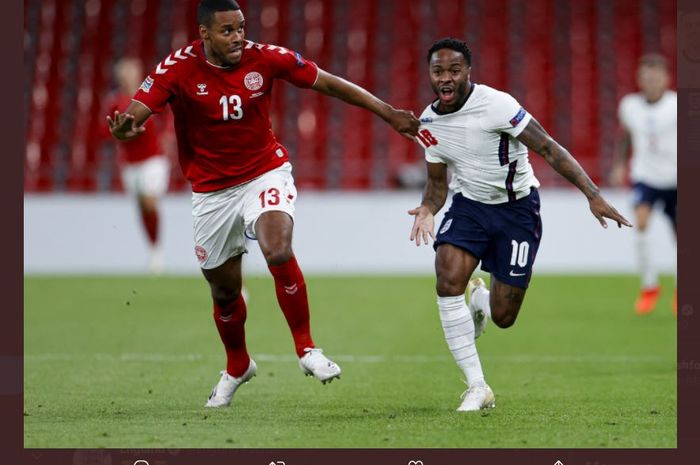 Raheem Sterling (kanan) beradu cepat dengan Mathias Jorgensen dalam duel timnas Denmark vs Inggris di Parken, Copenhagen, pada laga UEFA Nations League, 8 September 2020.