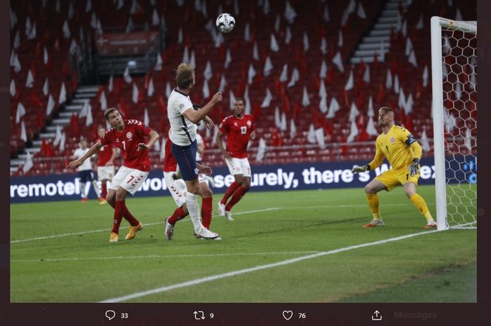 Harry Kane menyundul bola hasil crossing Kieran Trippier dalam duel UEFA Nations League antara Denmark vs Inggris di Copenhagen, 8 September 2020.