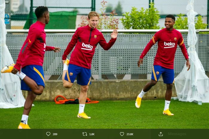 Ansu Fati (kanan) dan Frenkie de Jong ikut dalam sesi latihan tim Barcelona.