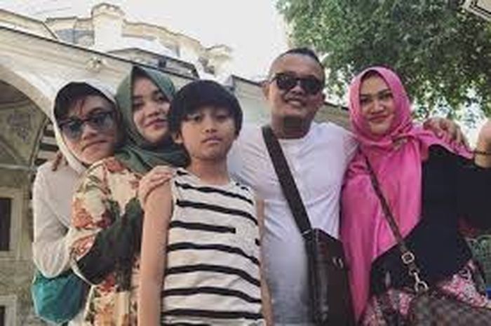 18+ Putri Delina Putus Dengan Rianda Pratama PNG
