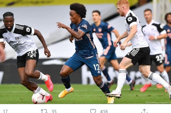 Pemain baru Arsenal, Willian, beraksi dalam laga melawan Fulham pada pertandingan pertama Liga Inggris 2020-2021, Sabtu (12/9/2020) di Craven Cottage. 