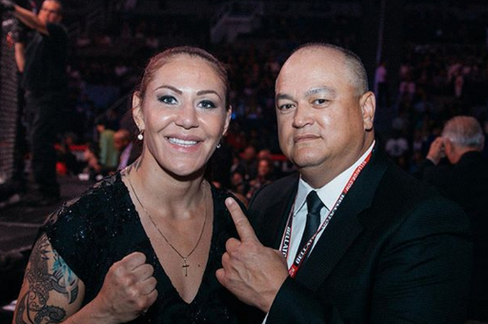 Presiden Bellator MMA, Scott Coker (kanan) dan mantan juara UFC, Cris Cyborg (kiri).