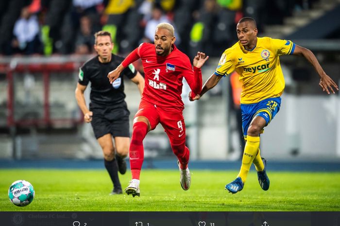 Duel antara pemain Hertha Berlin dan Eintracht Braunschweig pada putaran pertama DFB Pokal 2020, Jumat (11/9/2020).