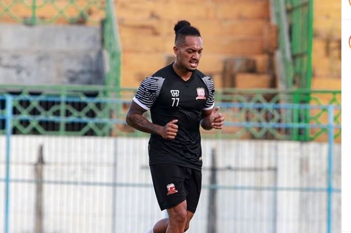 Pemain asing berdarah Jawa, Mickael Partodikromo, sedang latihan bersama Madura United