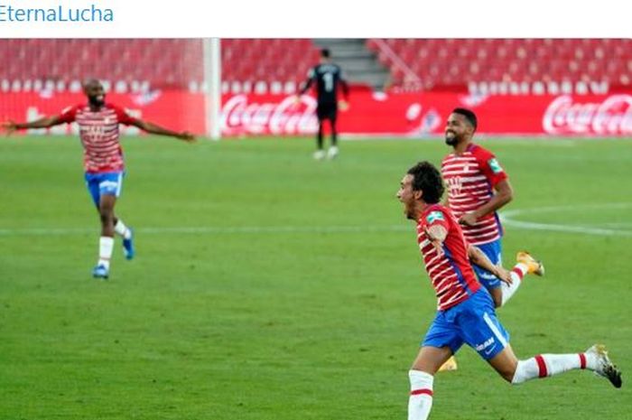 Gelandang Granada, Luis Milla Manzanares, merayakan gol yang dicetak ke gawang Athletic Bilbao dalam laga Liga Spanyol di Stadion New Los Carmenes, Sabtu (12/9/2020).