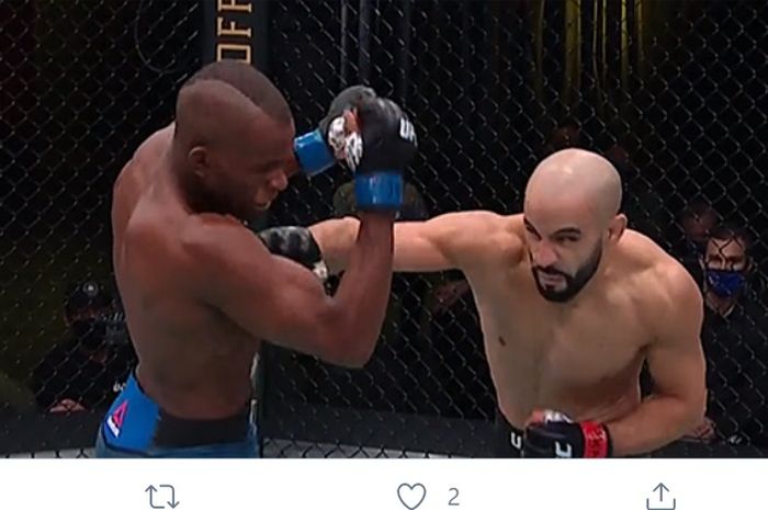 Ottman Azaitar (kanan) menang atas Khama Worthy di UFC Fight Night 177, Minggu (13/9/2020) di Las Vegas.