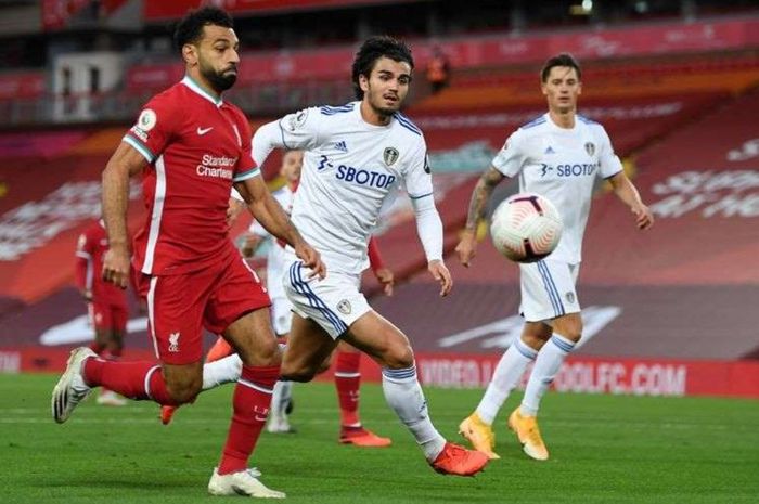 Pascal Struijk mengawal Mohamed Salah dalam laga Liverpool vs Leeds United, Sabtu (12/9/2020) di Anfield.