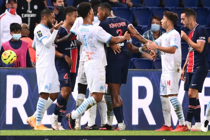 Para pemain Paris Saint-Germain (PSG) dan Olympique Marseille terlibat bentrokan setelah terjadi pelanggaran pada laga yang berlangsung di Parc des Princes, Minggu (13/9/2020).