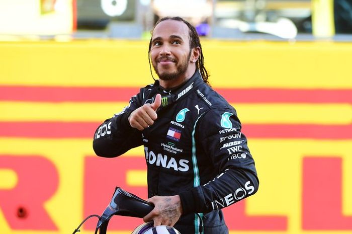 Pembalap Mercedes, Lewis Hamilton, mengacungkan jempol ke arah timnya usai memastikan diri menjadi juara GP Toskana 2020 di Sirkuit Mugello, Italia, Minggu (13/9/2020).