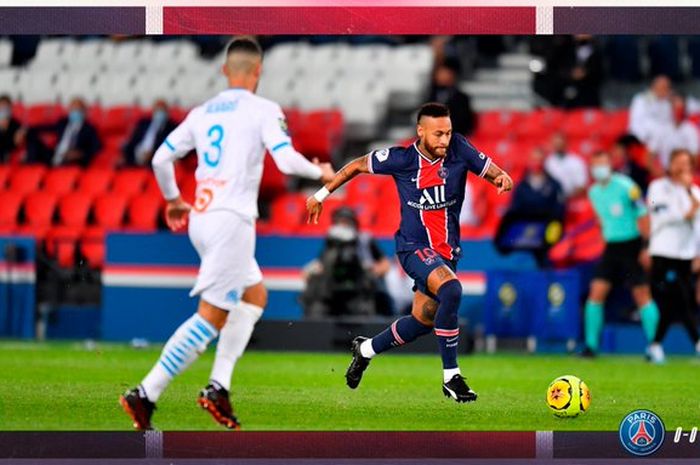 Penyerang Paris Saint-Germain, Neymar, menggiring bola dalam laga Liga Prancis kontra Olympique Marseille di Stadion Parc des Princes, Minggu (13/9/2020).