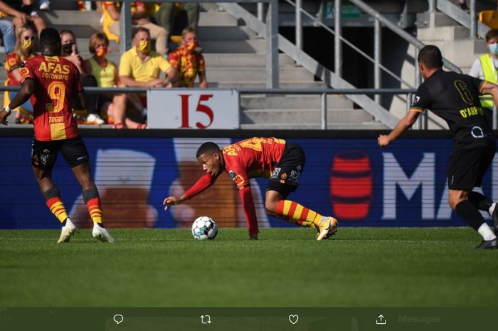 Pemain KV Mechelen, Aster Vranckx, terpeleset saat mengontrol bola.