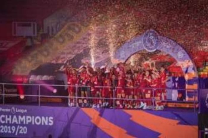 Liverpool FC saat menerima trofi Liga Inggris musim 2019/2020 di Anfield, Liverpool