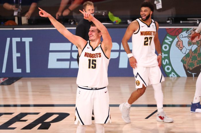 Pemain Denver Nuggets, Nikola Jokic, melakukan selebrasi saat membela timnya pada gim ketujuh semifinal Wilayah Barat kontra Los Angeles Clippers. Nuggets mengalahkan Clippers, 4-3.