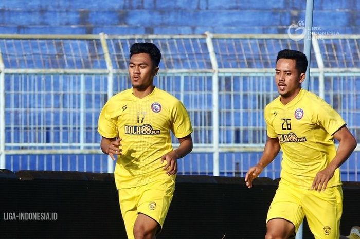 Rizky Dwi Febrianto (kiri) latihan perdana bersama Arema FC jelang dilanjutkannya Liga 1 2020 di Stadion Kanjuruhan Malang, Jawa Timur, Senin (14/09/2020) sore.