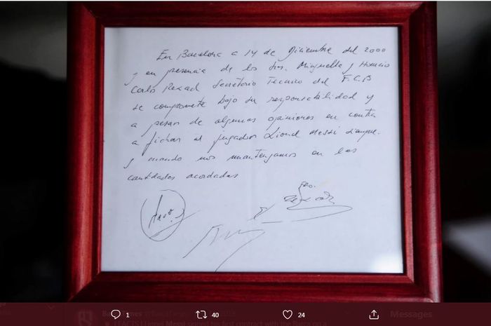 Serbet bersejarah yang berisi surat perjanjian pertama Lionel Messi dengan Barcelona pada tahun 2000.