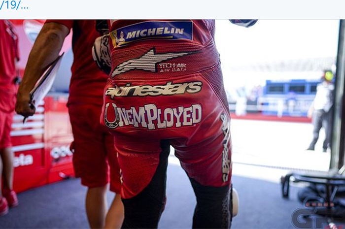 Pembalap Ducati, Andrea Dovizioso, menggunakan wearpack bertuliskan Unemployed (Pengangguran) pada latihan bebas ketiga MotoGP Emilia Romagna di Sirkuit Misano, Italia, 19 September 2020.