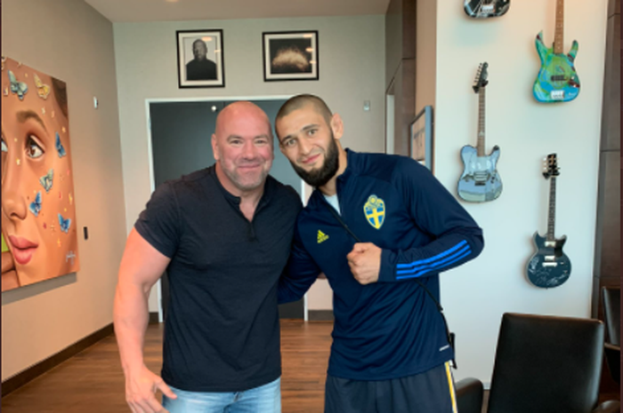 Presiden UFC, Dana White (kiri) dan Khamzat Chimaev (kanan). 