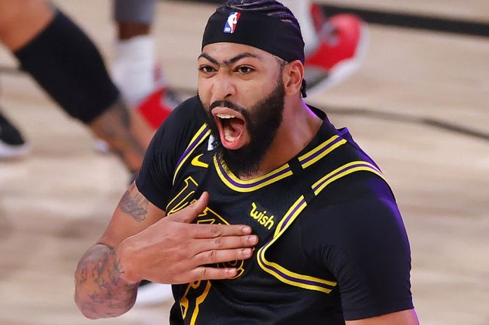 Pebasket Los Angeles Lakers, Anthony Davis, melakukan selebrasi seusai menjadi penentu kemenangan timnya pada laga gim kedua final Wilayah Barat playoffs NBA 2020 atas Denver Nuggets.