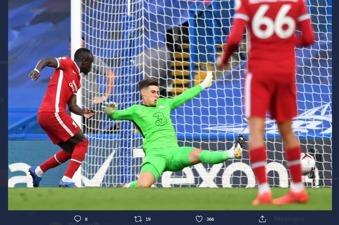 Sadio Mane cetak gol setelah memanfaatkan blunder Kepa dalam laga Chelsea vs Liverpool di Stamford Bridge, 20 September 2020.