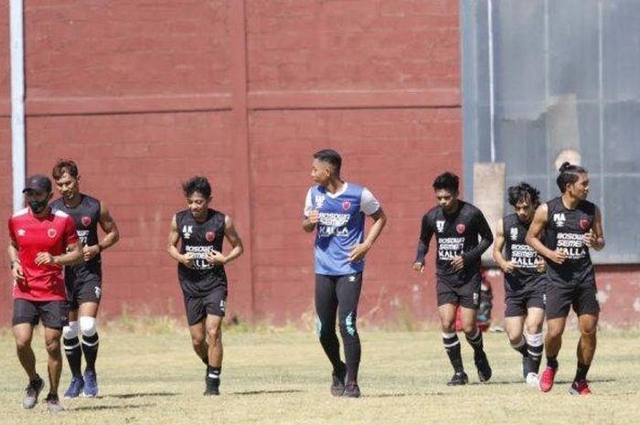 Latihan perdana PSM Makassar di lapantan Bosowa Sport Center (BSC), Makassar, Senin (21/9/2020)