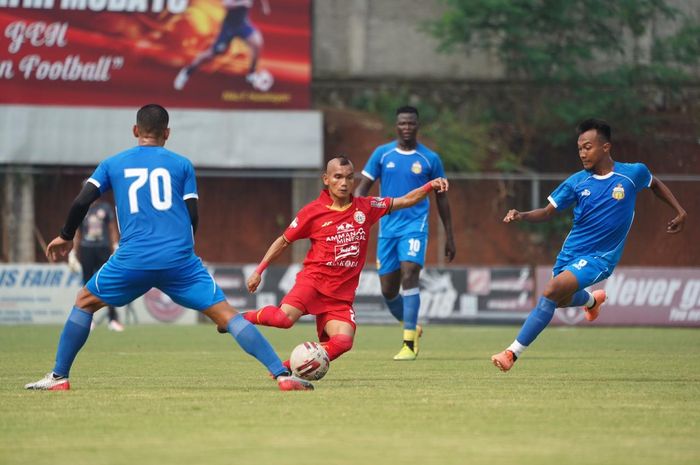 Pemain Persija Jakarta, Riko Simanjutan saat dihadang para pemain Bhayangkara FC dalam laga uji coba yang berlangsung di Lapangan SNN Depok, Jawa Barat, Rabu (23/9/2020).