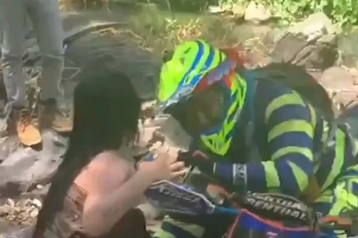 Video Viral Pengendara Motor Yang Bisa Melakukan Hal Tidak Pantas Pada Seorang Wanita Dengan Tumpuan, Netizen: Sungguh Sungguh Sakit Melihatnya ...