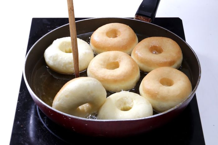 Jadi Rahasia Bakery, Ternyata Begini Cara Supaya Donat Tidak Pecah Saat