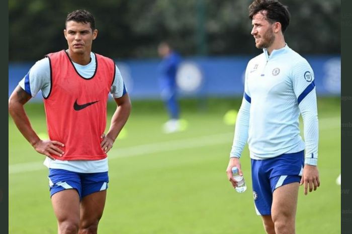 Thiago Silva (kiri) dan Ben Chilwell bersiap menjalani debut bersama Chelsea dalam laga Piala Liga Inggris kontra Barnsley, 23 September 2020.