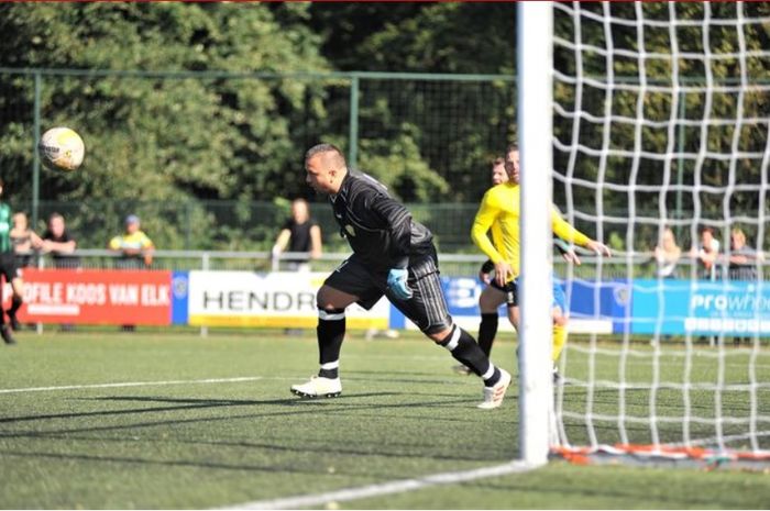 Aksi Jhonny van Beukering saat menjadi kiper di SC Veluwezoom.