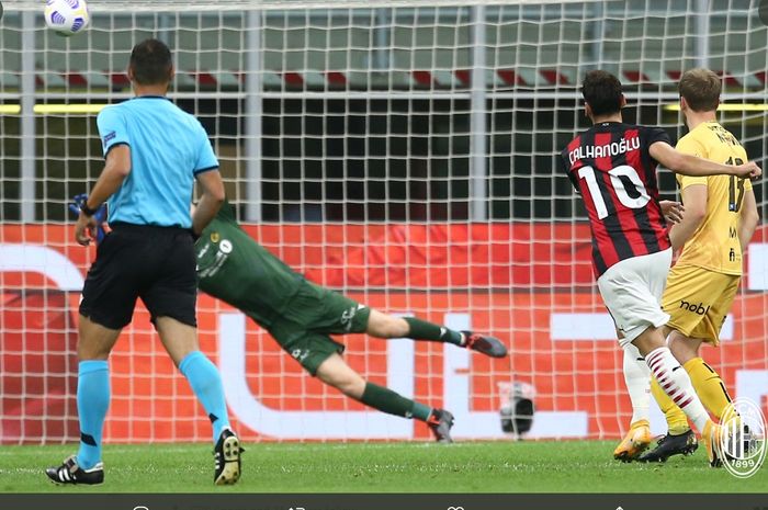 Hakan Calhanoglu mencetak gol dalam laga AC Milan kontra Bodo/Glimt di babak kualifikasi III Liga Europa, Kamis (24/9/2020) di San Siro.