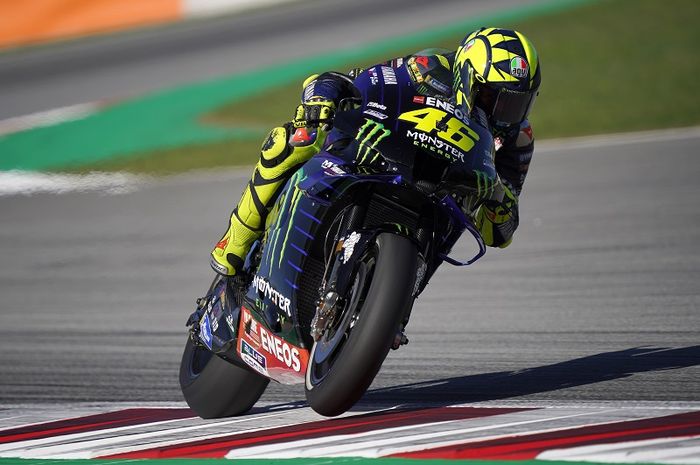 Pembalap Monster Energy Yamaha, Valentino Rossi, saat tampil pada sesi latihan bebas MotoGP Catalunya di Sirkuit Catalunya, Spanyol, 25 September 2020.