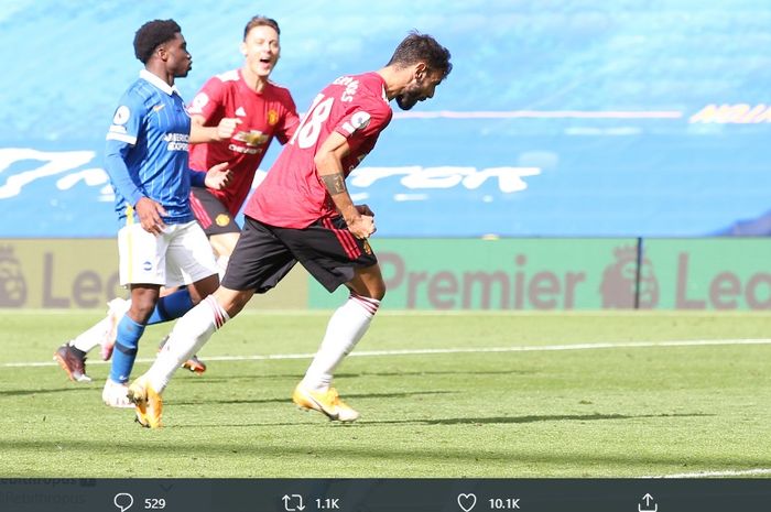 Gelandang andalan Manchester United, Bruno Fernandes, melakukan selebrasi usai mencetak gol penalti ke gawang Brighton and Hove Albion di American Express Stadium, Sabtu (26/9/2020). 