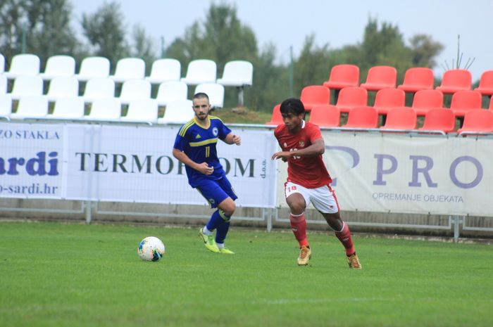 Stiker timnas U-19 Indonesia, Irfan Jauhari, saat melawan Bosnia Herzegovina