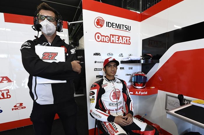 Pembalap Idemitsu Honda Team Asia, Andi Farid Izdihar, di sela-sela sesi latihan bebas Moto2 Calatunya di Sirkuit Catalunya, Spanyol, 25 September 2020