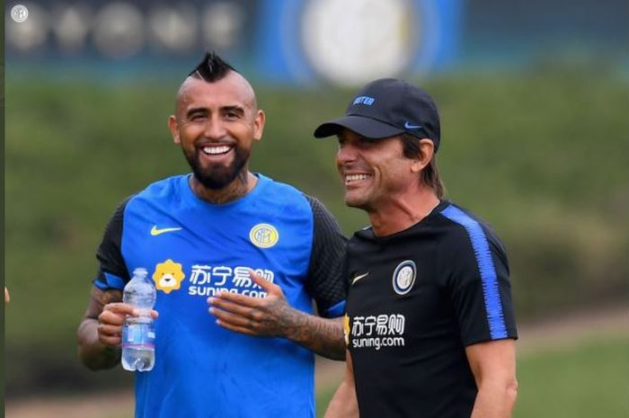 Arturo Vidal dan Antonio Conte saat menjalani sesi latihan Inter Milan.