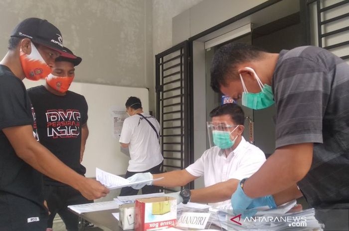 Pemain Persiraja mendaftarkan diri saat mengikuti tes swab COVID-19 di Laboratorium Fakultas Kedokteran, Darussalam, Banda Aceh, Senin (21/9/2020).