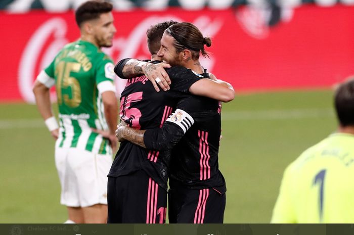 Momen Sergio Ramos dan Fede Valverde saling berpelukan usai  Real Madrid menang 3-2 atas Real Betis pada jornada ke-3 Liga Spanyol 2020-2021, Sabtu (26/9/2020).
