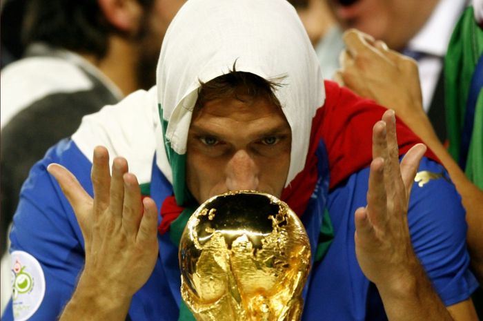 Francesco Totti saat membawa Italia menjuarai Piala Dunia 2006.