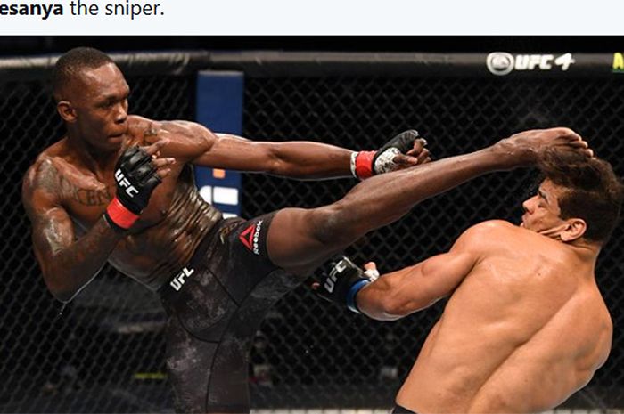 Juara bertahan UFC, Israel Adesanya (kiri) tengah melancarkan tendangan mautnya.