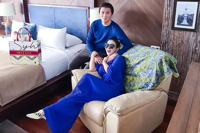 Biasanya Makan Makanan Mewah, Syahrini dan Reino Barack Kepergok