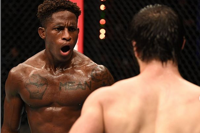 Hakeem Dawodu (kiri) saat berhasil menuntaskan dendam Conor McGregor pada Khabib Nurmagmedov yang direpresentasikan oleh, Zubaira Tukhugov (kanan) pada UFC 253.