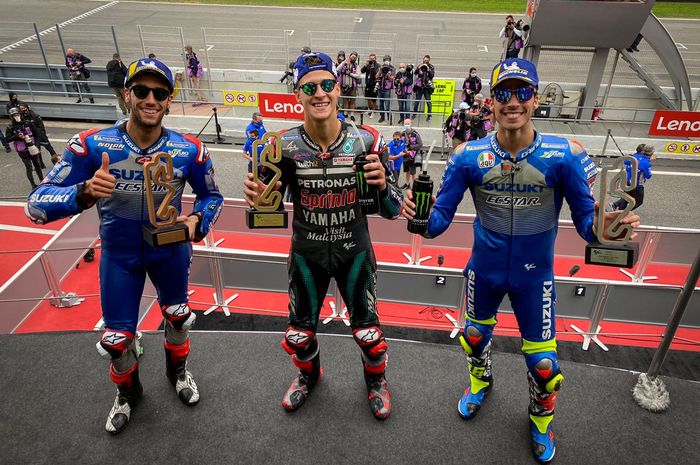 Dari kiri ke kanan, Alex Rins (Suzuki Ecstar), Fabio Quartararo (Petronas Yamaha SRT), Joan Mir (Suzuki Ecstar) di podium MotoGP Catalunya di Circuit de Barcelona-Catalunya, Minggu (27/9/2020).