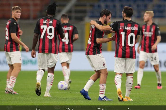 Momen kebersamaan skuad utama AC Milan dalam sebuah laga persahabatan yang berlangsung di San Siro.