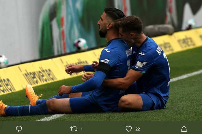 Pemain Hoffenheim, Moanes Dabbur, merayakan golnya ke gawang Bayern Muenchen di Bundesliga, Minggu (27/9/2020).