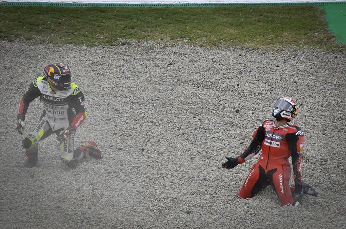 Johann Zarco (Reale Avintia) dan Andrea Dovizioso (Ducati) setelah mengalami kecelakaan pada balapan MotoGP Catalunya di Circuit de Barcelona-Catalunya, Spanyol, Minggu (27/9/2020).