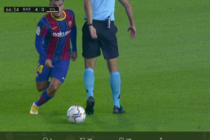 Momen Philippe Coutinho mengolongi wasit  pada laga Barcelona kontra Villarreal di Stadion Camp Nou.