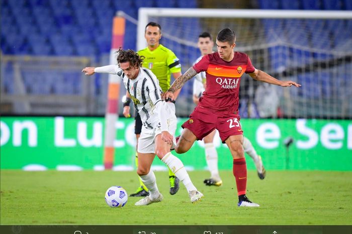 Momen duel antara Adrien Rabiot dan Gianluca Mancini pada laga AS Roma melawan Juventus di Stadion Olimpico, Minggu (27/9/2020).