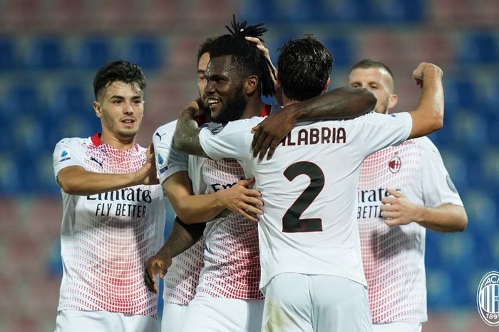 Franck Kessie merayakan gol ke gawang Crotone pada laga pekan kedua Liga Italia 2020-2021, Minggu (27/9/2020).